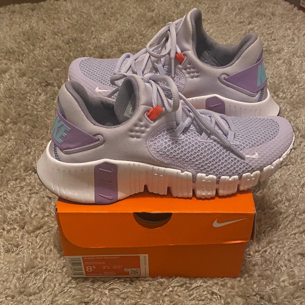 Nike Women’s FREE METCON 4 sneakers in Pure Violet/White/Lilac.